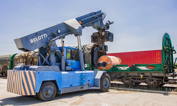 Loading and unloading of heavy special goods rail transport