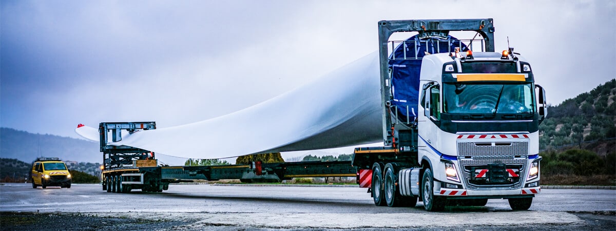 Exceptional transport by gondola lorry with tracking vehicle