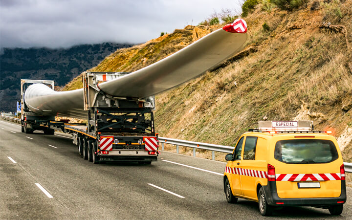 Exceptional transport of wind turbine blades by road