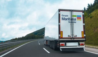 Camión viajando por España transportando mercancías por carretera