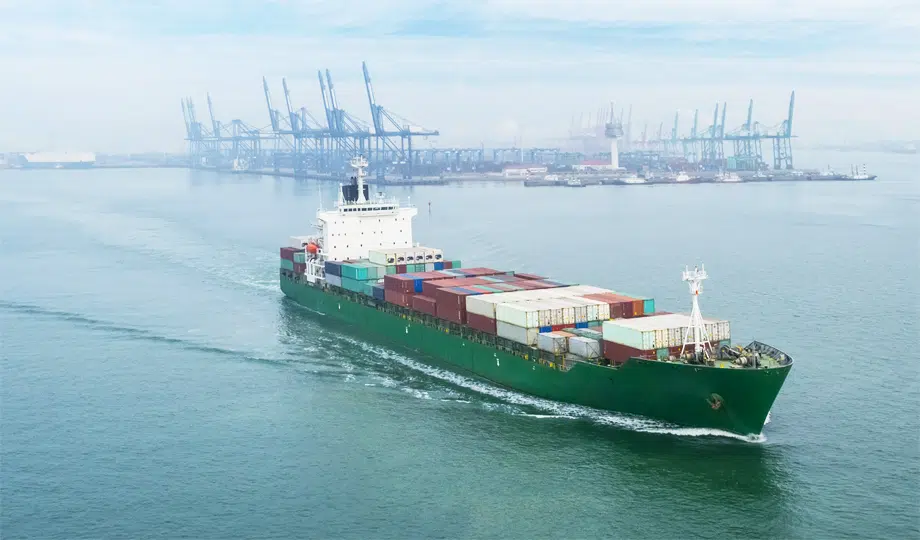 Barco saliendo de puerto marítimo - Servicio de Transporte marítimo de todo tipo de mercancías